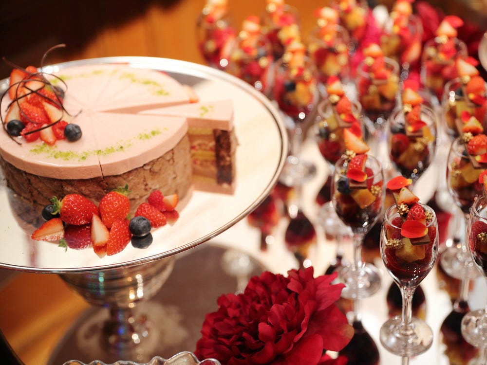 神戸「ストロベリーレッドブッフェ2021」“仮面舞踏会”テーマのスイーツや軽食約50種で贅沢気分