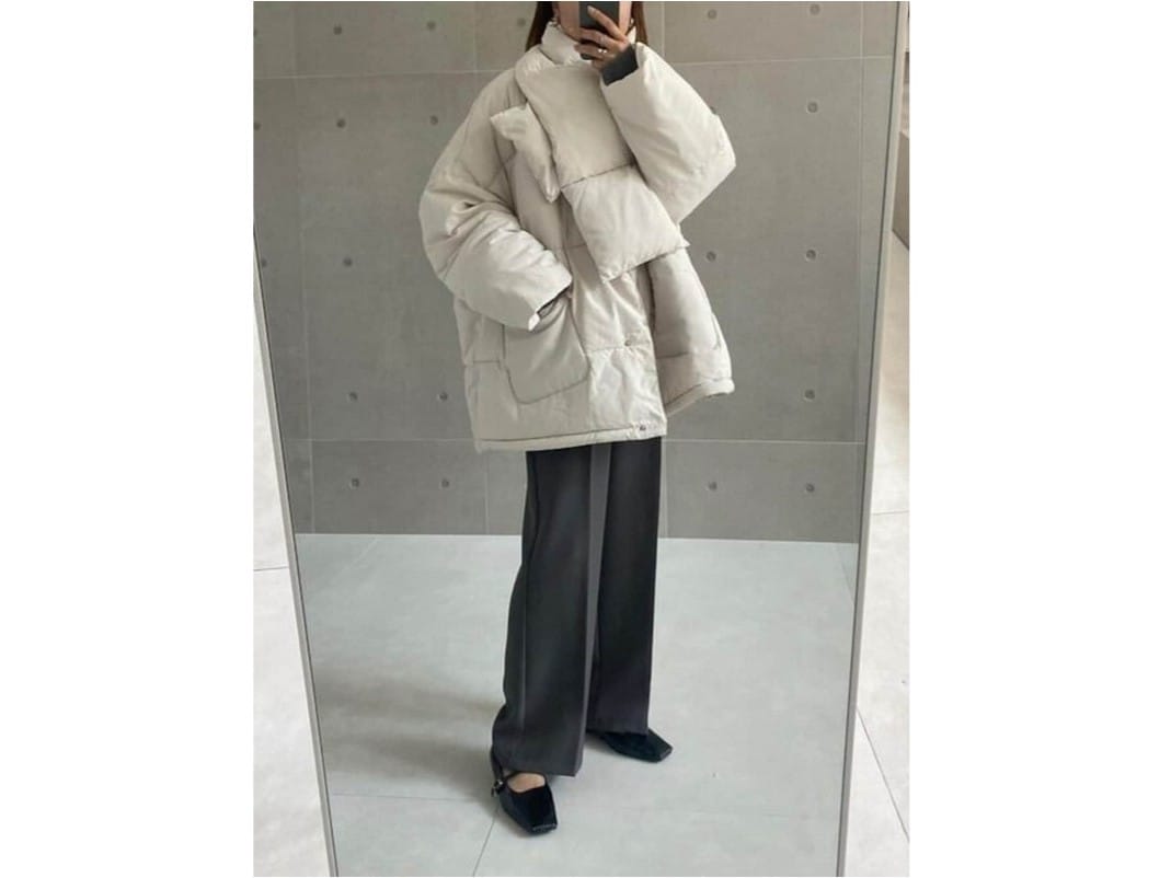 ボリュームのあるシルエット＆お揃いのマフラーもポイントに！　出典：WEAR