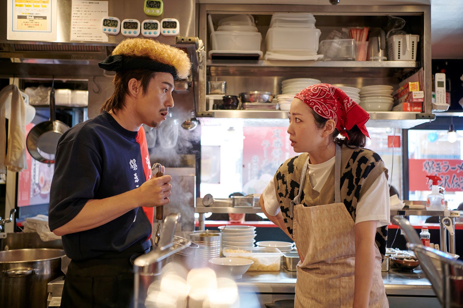 中尾明慶、木南晴夏（C）2022 真鍋昌平・山崎童々・小学館／ドラマ「闇金サイハラさん」製作委員会・MBS