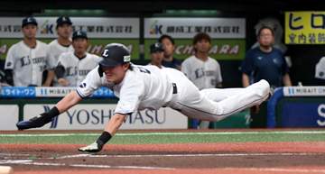 西武・源田が気迫のヘッドスライディング 初回にいきなり左前打→先制の生還 前夜は九回に痛恨の失策