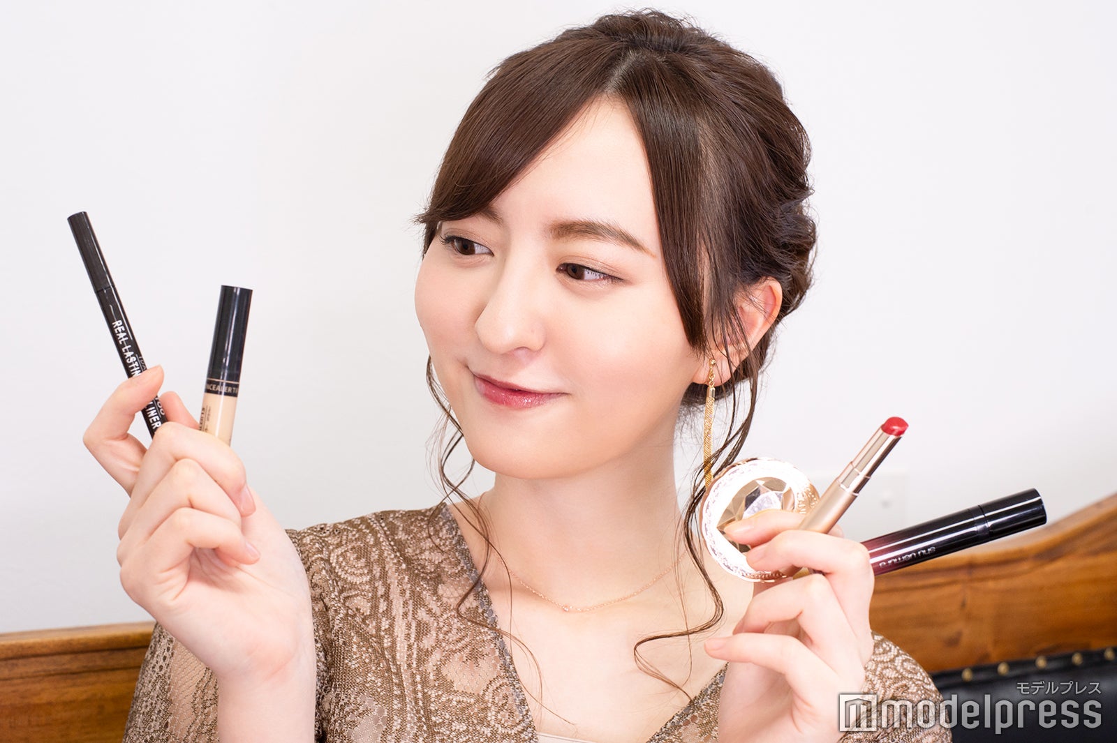 プライベート用のポーチにもリップは2本入れるという森保まどか（C）モデルプレス