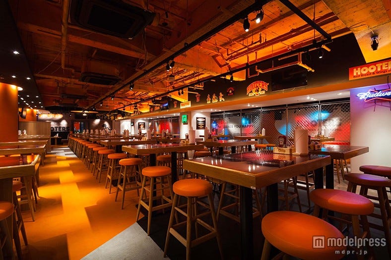 「HOOTERS」新宿にオープン セクシーガールがおもてなし
