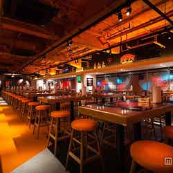 スポーツバー“フーターズ”新宿にオープン、セクシーガールがおもてなし【モデルプレス】