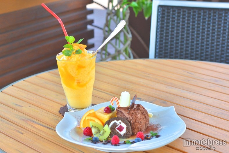 「シェフの気まぐれケーキプレート」￥900と「マンゴーパインスムージー」￥560