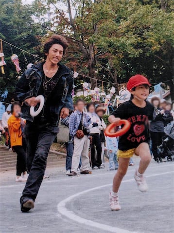 父親がイケメンすぎて万バズした女性、反響後に再アイドルデビュー「最高のアイドルの誕生ですね」