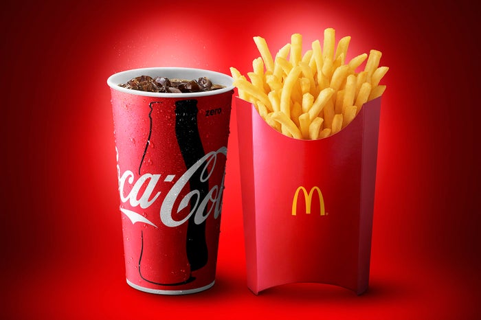 （右から）「グランドフライ」「グランドコーク」／画像提供：日本マクドナルド