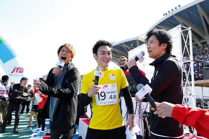 「パラ駅伝」を楽しむ香取慎吾、草なぎ剛、稲垣吾郎/提供:日本財団パラリンピックサポートセンター