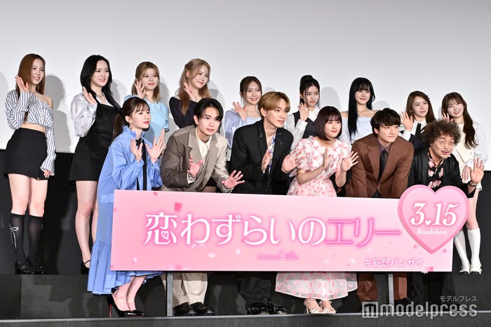 (前列左より)白宮みずほ、綱啓永、宮世琉弥、原菜乃華、小関裕太、三木康一郎監督(後列左より)MAKO、RIO、RIKU、AYAKA、MAYUKA、RIMA、NINA、MAYA、MIIHI/NiziU(C)モデルプレス