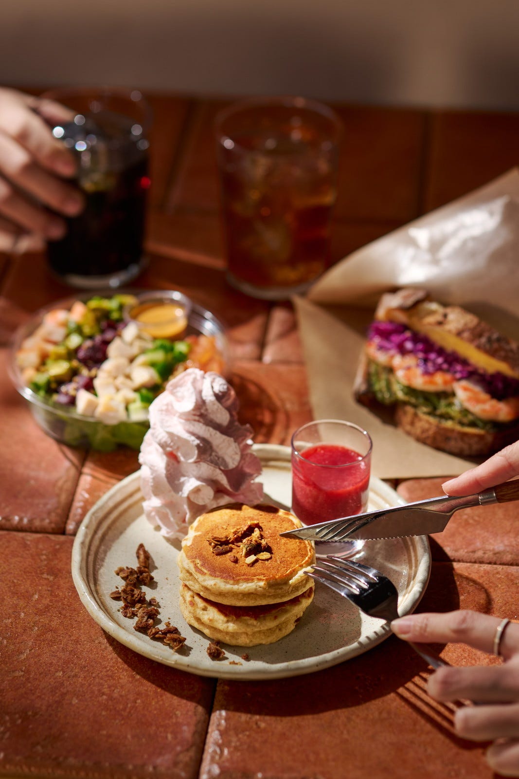 コナズ珈琲から新ブランド「KNOWS COFFEE」千葉に1号店 パンケーキバー&製法選ぶコーヒー体験