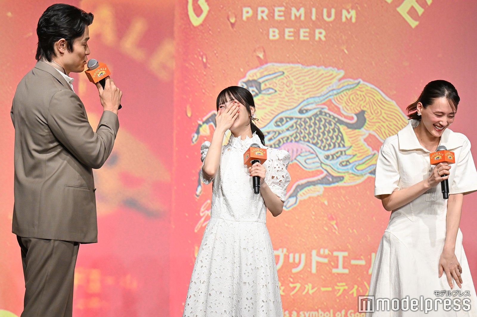 （左から）鈴木亮平、浜辺美波、綾瀬はるか（C）モデルプレス