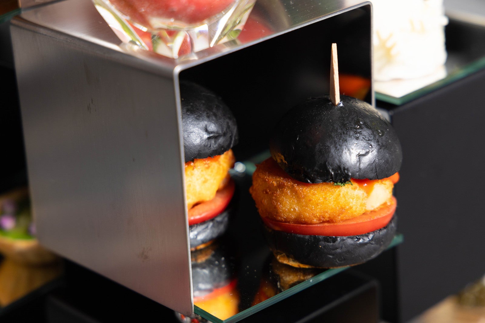 帆立貝のクロケットとロメスコソースの暗黒バーガー／提供画像