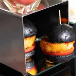 帆立貝のクロケットとロメスコソースの暗黒バーガー/提供画像