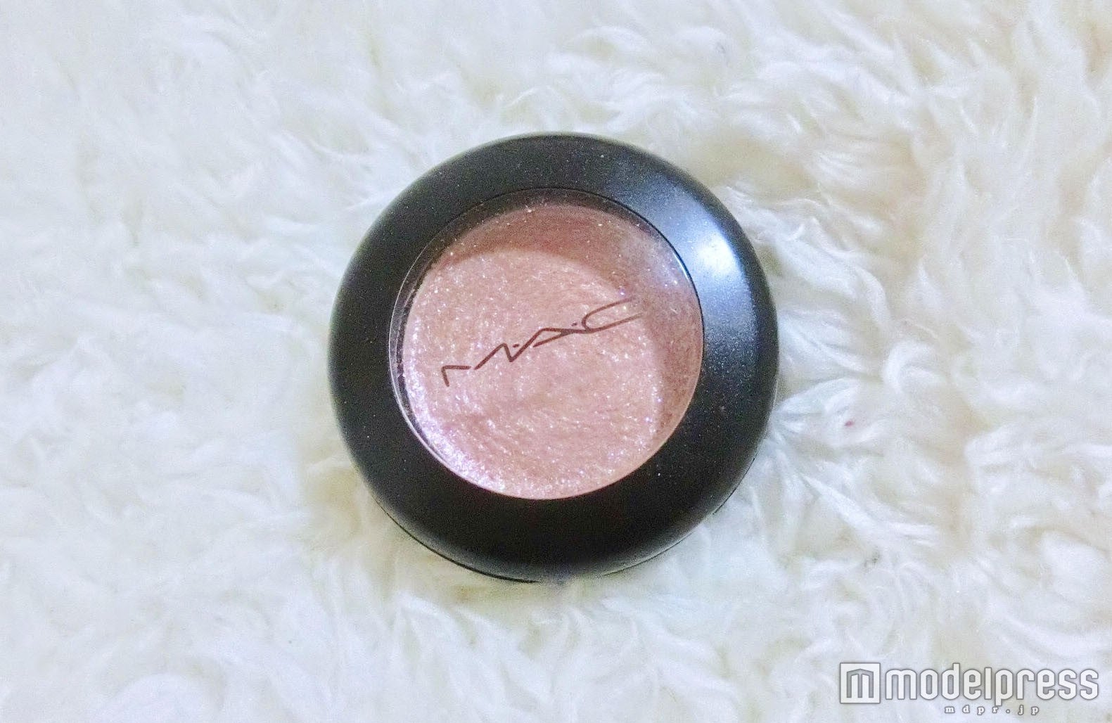 【M・A・C】「ダズルシャドウラストダンス」／写真：mari（C）モデルプレス