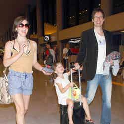 成田空港に到着したミラ・ジョヴォヴィッチ、ポール･W･S･アンダーソン監督、娘のエヴァーちゃん。