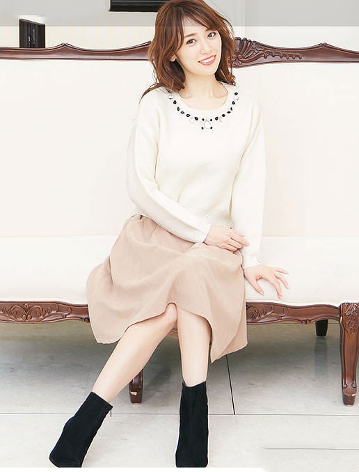 ネックビジュー付きニットプルオーバートップス「神戸レタス」1990円（税込）／画像提供：神戸レタス