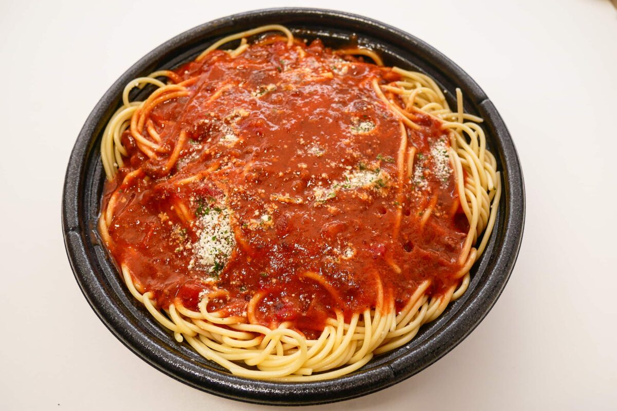 ローソン“盛りすぎミートソース”がもはや狂気 持った瞬間「重っ！」と笑った