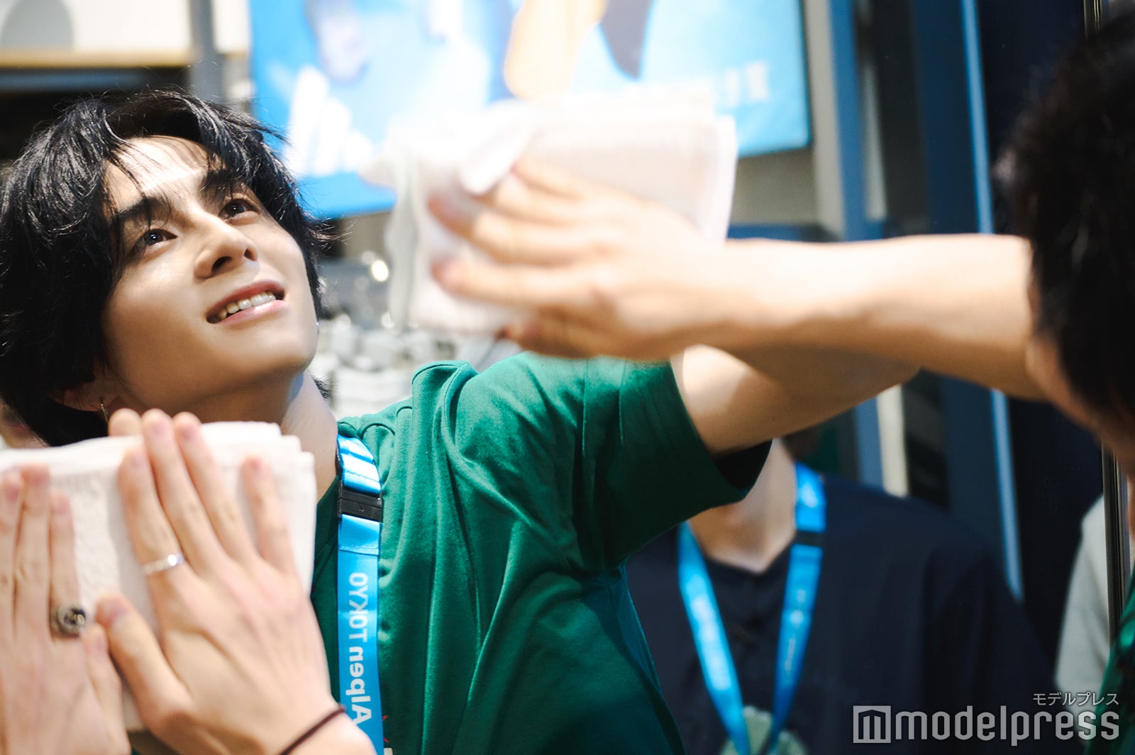 鏡をきれいにする西（C）モデルプレス