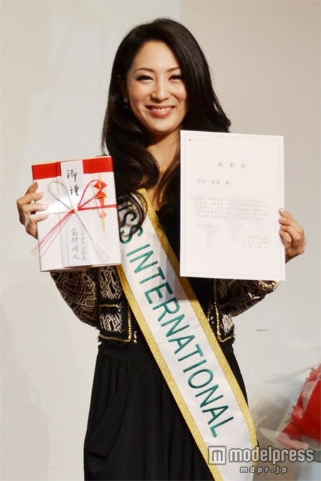 日本人初のミス・インターナショナル、涙のスピーチ「長い道のりでした」