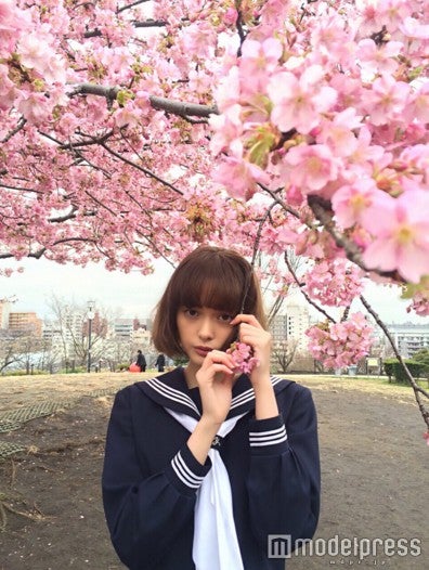 玉城ティナ、セーラー服姿を公開“反則級の可愛さ”が話題に