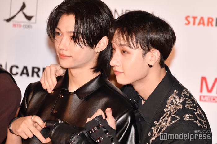 フィリックスに寄り添うバンチャン (C)モデルプレス