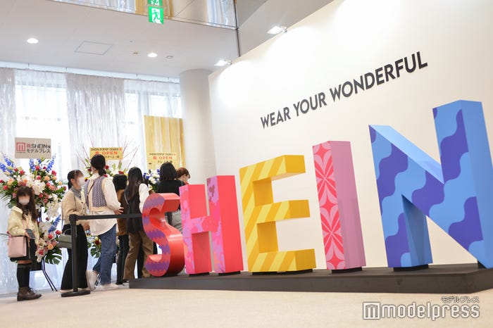 『SHEIN POPUP OSAKA』エントランスのフォトスポット(C)モデルプレス