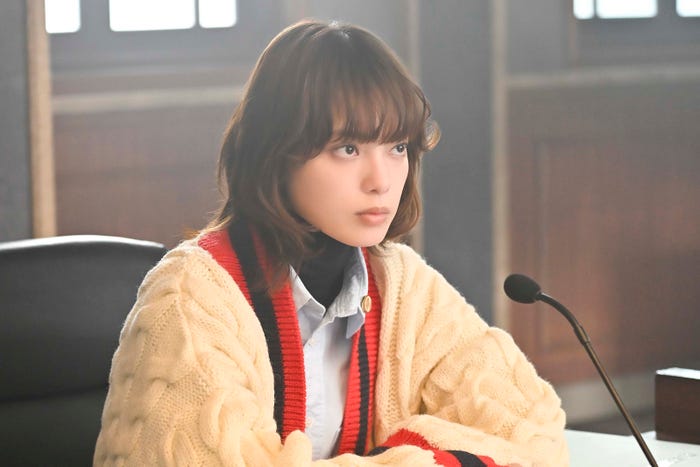 平手友梨奈「うちの弁護士は手がかかる」より(C)フジテレビ