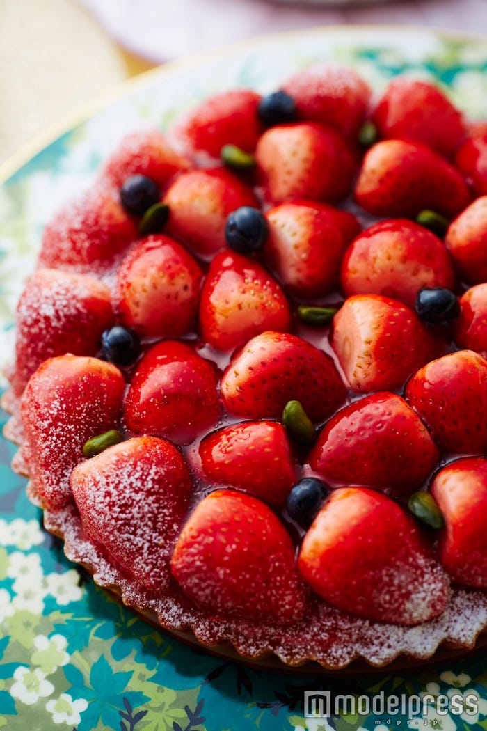 「アリスと楽しむストロベリー」(画像提供:京王プラザホテル)