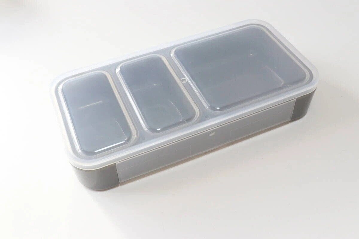 グレーの薄型弁当箱が上から写されており、透明な蓋から3つの仕切りが見える グレーの薄型弁当箱が上から写されており、透明な蓋から3つの仕切りが見える