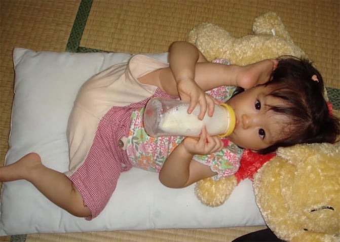 當真あみ、幼少期の“体が柔らかすぎる”秘蔵ショットに衝撃「股関節ヤバい」「寝相の癖が凄いww」