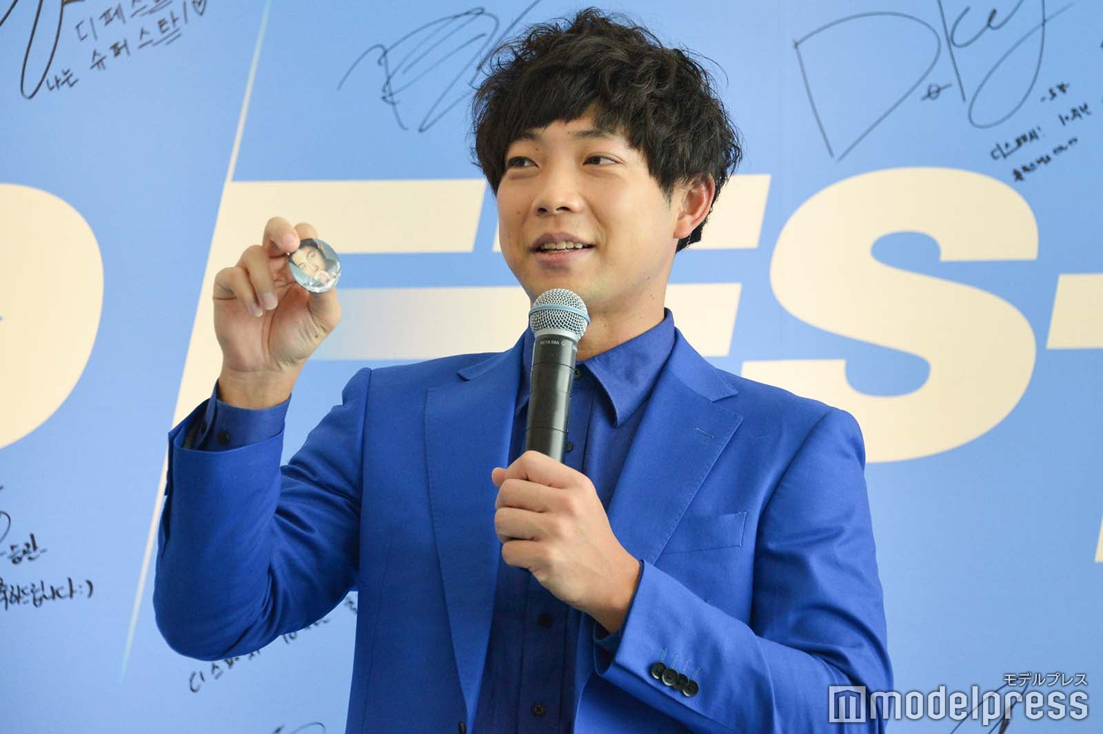 BTS・RMの缶バッチを見せびらかす前田裕太（C）モデルプレス