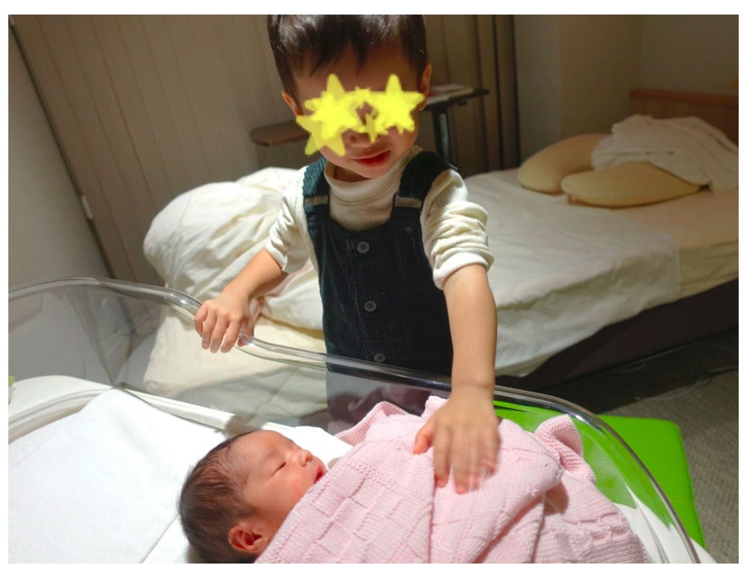 長女を優しく撫でる長男／尾崎紗代子オフィシャルブログ（Ameba）より