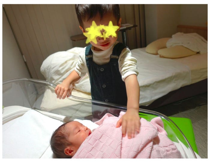 長女を優しく撫でる長男/尾崎紗代子オフィシャルブログ(Ameba)より