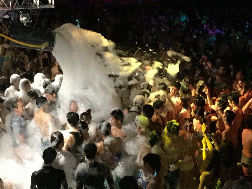 光のナイトプール／画像提供：ハウステンボス