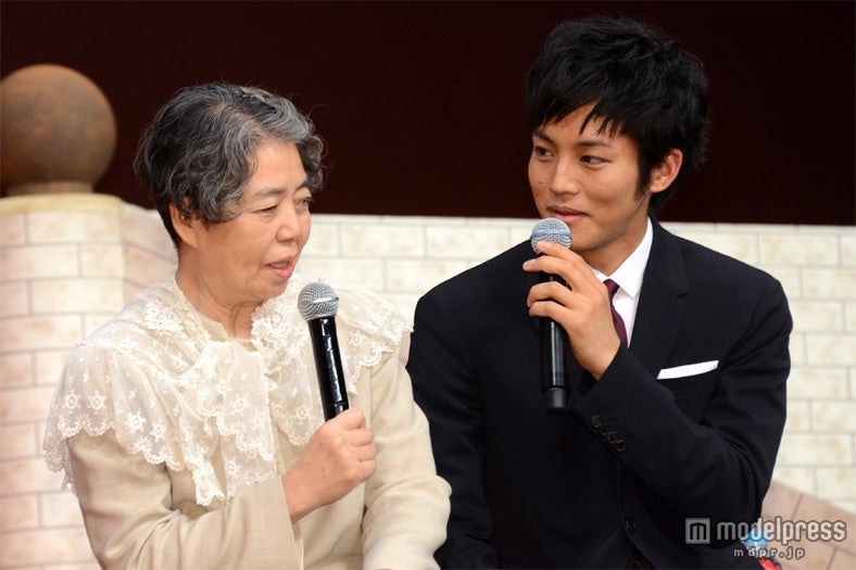 左から：樹木希林、松坂桃李