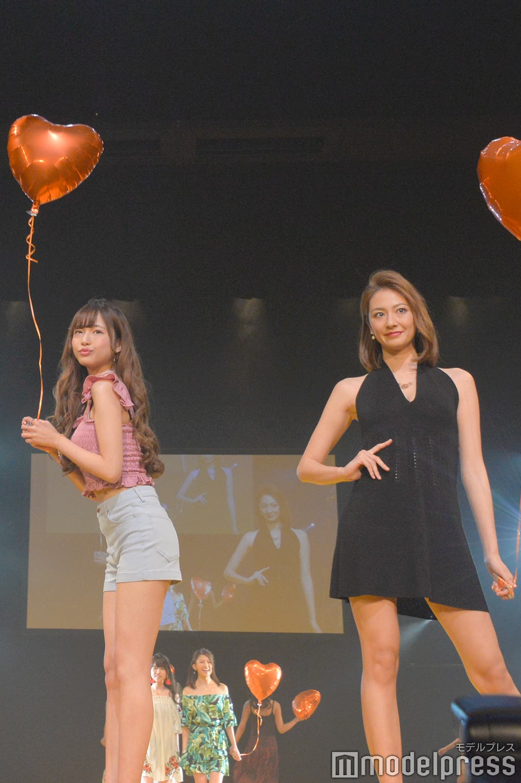 前川彩花さん(左)(C)モデルプレス