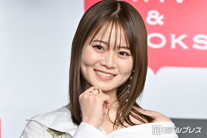 山崎怜奈、ハーフパンツ×白ブーツでスラリ美脚「顔小さくてスタイル抜群」「腰の高さに驚き」の声