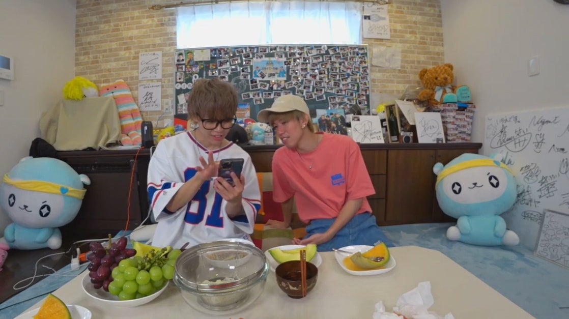 テオくんも興味津々（YouTube動画より）