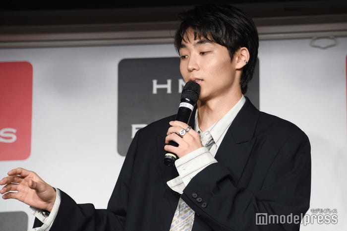 仮面を表現する八村倫太郎(C)モデルプレス