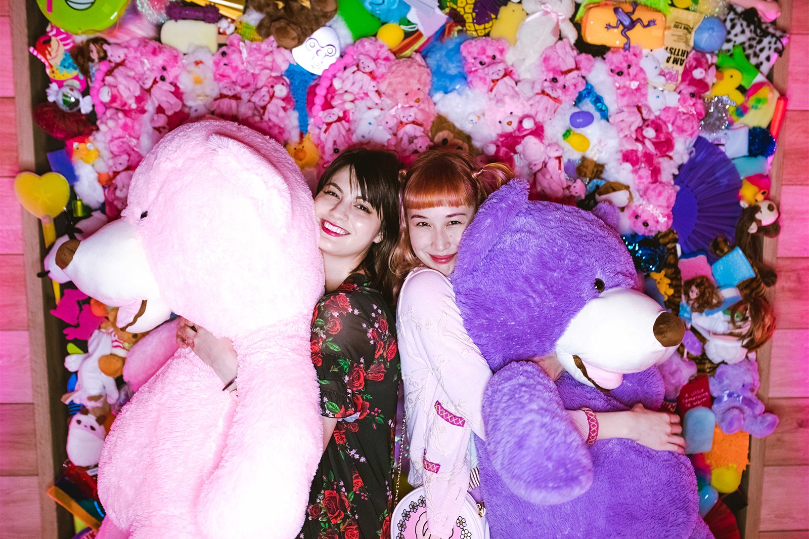 マギー＆水原佑果“インスタ映え”2ショット披露　一夜限りの遊び場に豪華ゲスト集結