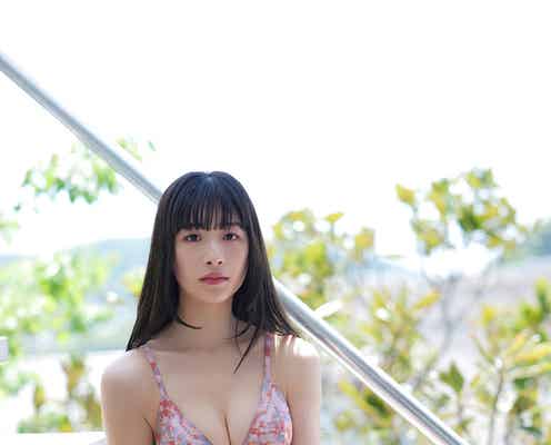 飯島未賀、スラリ美脚際立つ花柄ビキニ姿披露