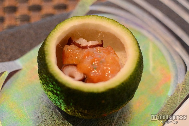 中にはトマトフォンデュがたっぷり乗ったタコ