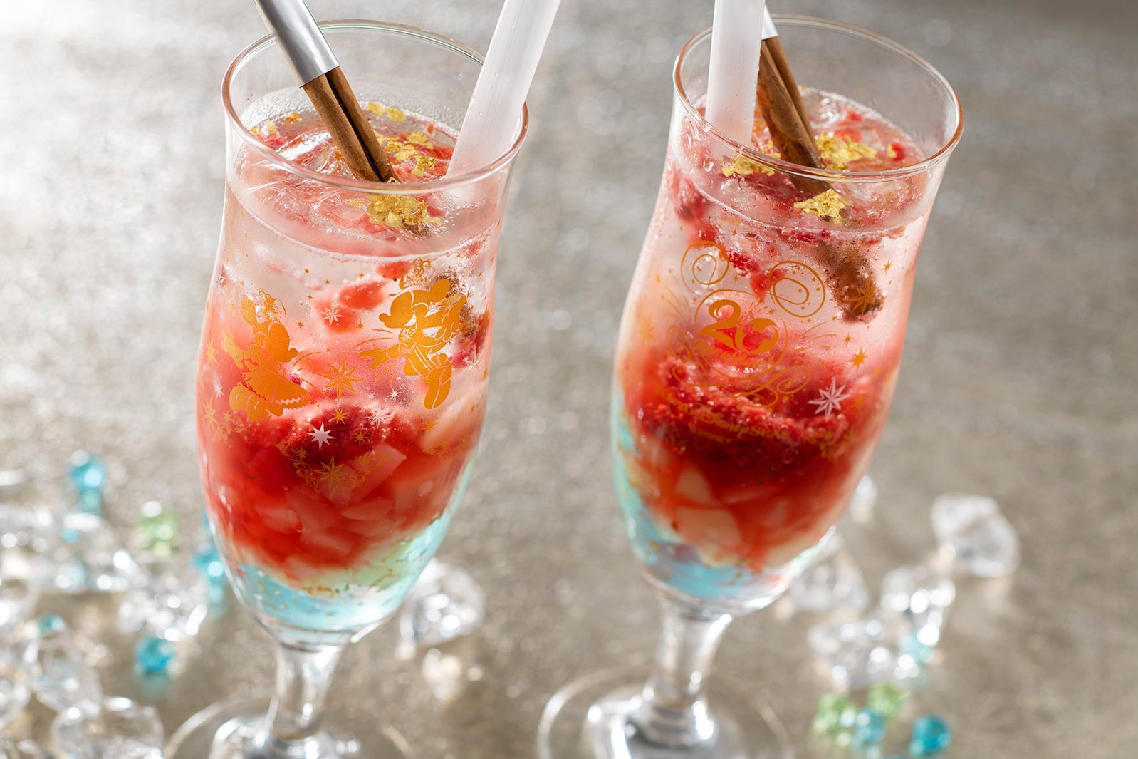 スペシャルドリンク（洋梨、ミックスベリー、ライムゼリー、ソーダ、シナモンスティック）スーベニアグラス付き／2,100円、ドリンク単品1杯900円（C）Disney