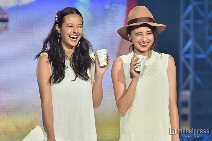 浦浜アリサ(左)、石田ニコル