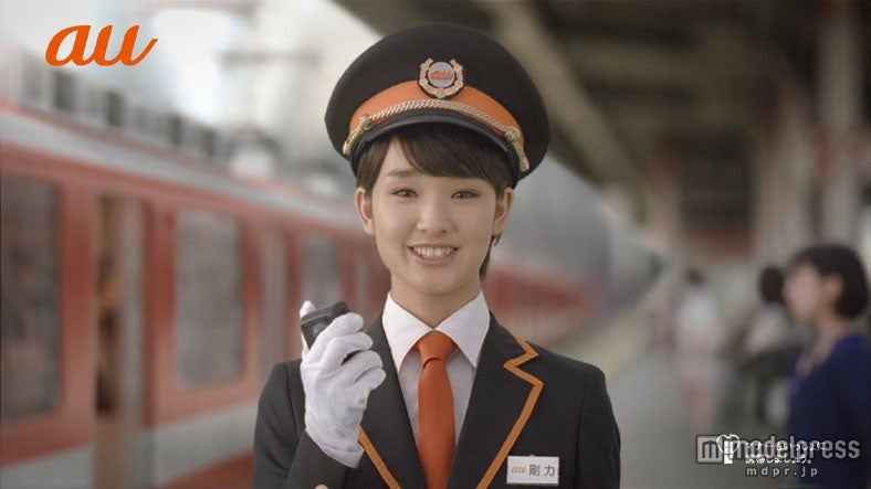 キュートな車掌に扮した剛力彩芽／新CM「au女子割『のりかえ案内』篇」より