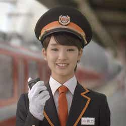 キュートな車掌に扮した剛力彩芽/新CM「au女子割『のりかえ案内』篇」より