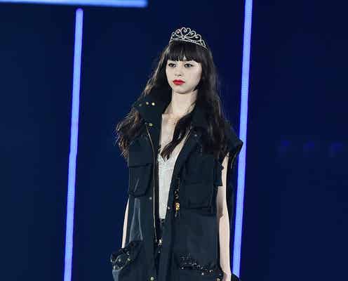 中条あやみ、美肌覗く大胆“透けコーデ”で登場<TGC2016 S/S>