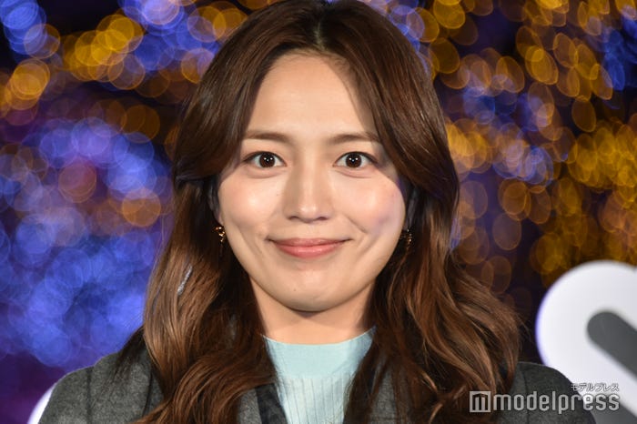 松村北斗から「事務所の先輩みたい」と称された川口春奈(C)モデルプレス