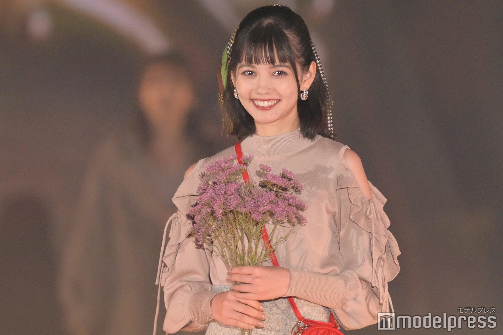 現役大学生モデル・村上愛花、肩出しトップスをキュートに着こなし 弾ける笑顔にドキッ＜GirlsAward 2022 A／W＞