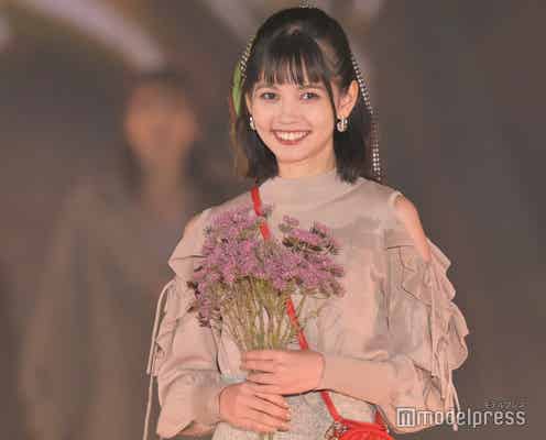 現役大学生モデル・村上愛花、肩出しトップスをキュートに着こなし 弾ける笑顔にドキッ<GirlsAward 2022 A/W>