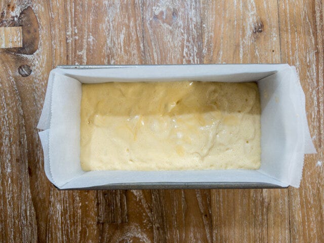 型に生地を流し入れる